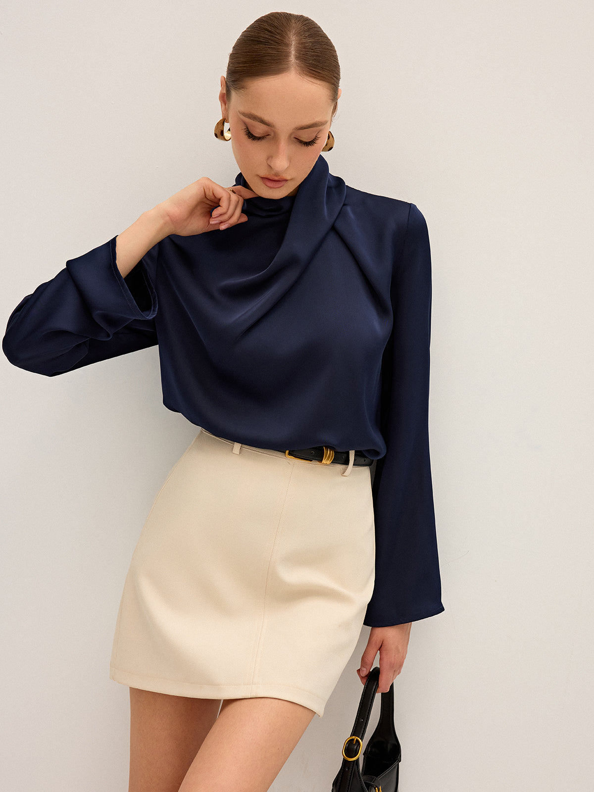 Sylwia | Camicetta da Donna in Raso con Scollo Alto Drappeggiato