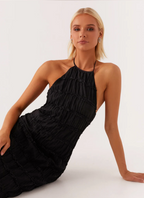 Evelyn | Elegante abito maxi con arricciature e scollo halter