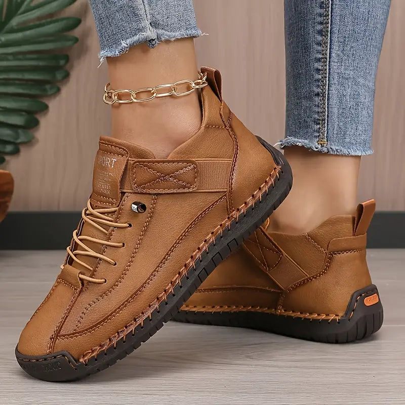 Kaia | Black women's sneakers with laces and flexible sole