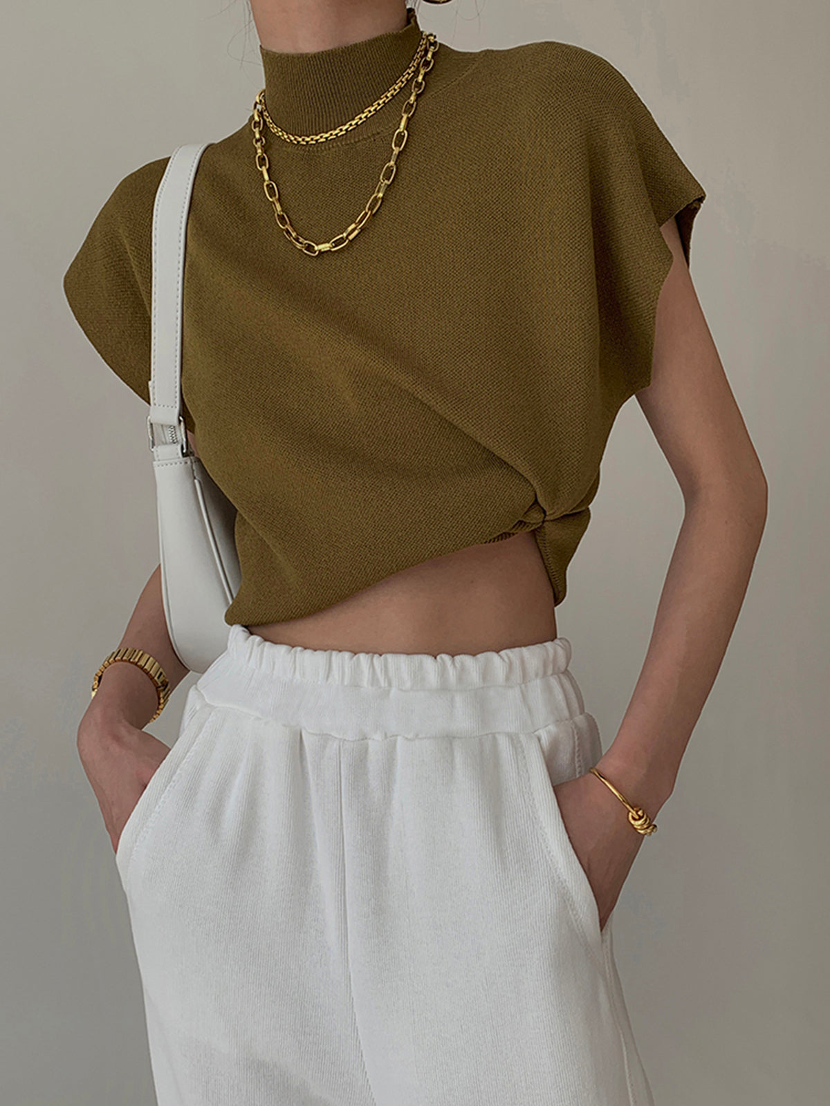 Livia | Top Casual Elegante da Donna con Collo Alto e Maniche Corte
