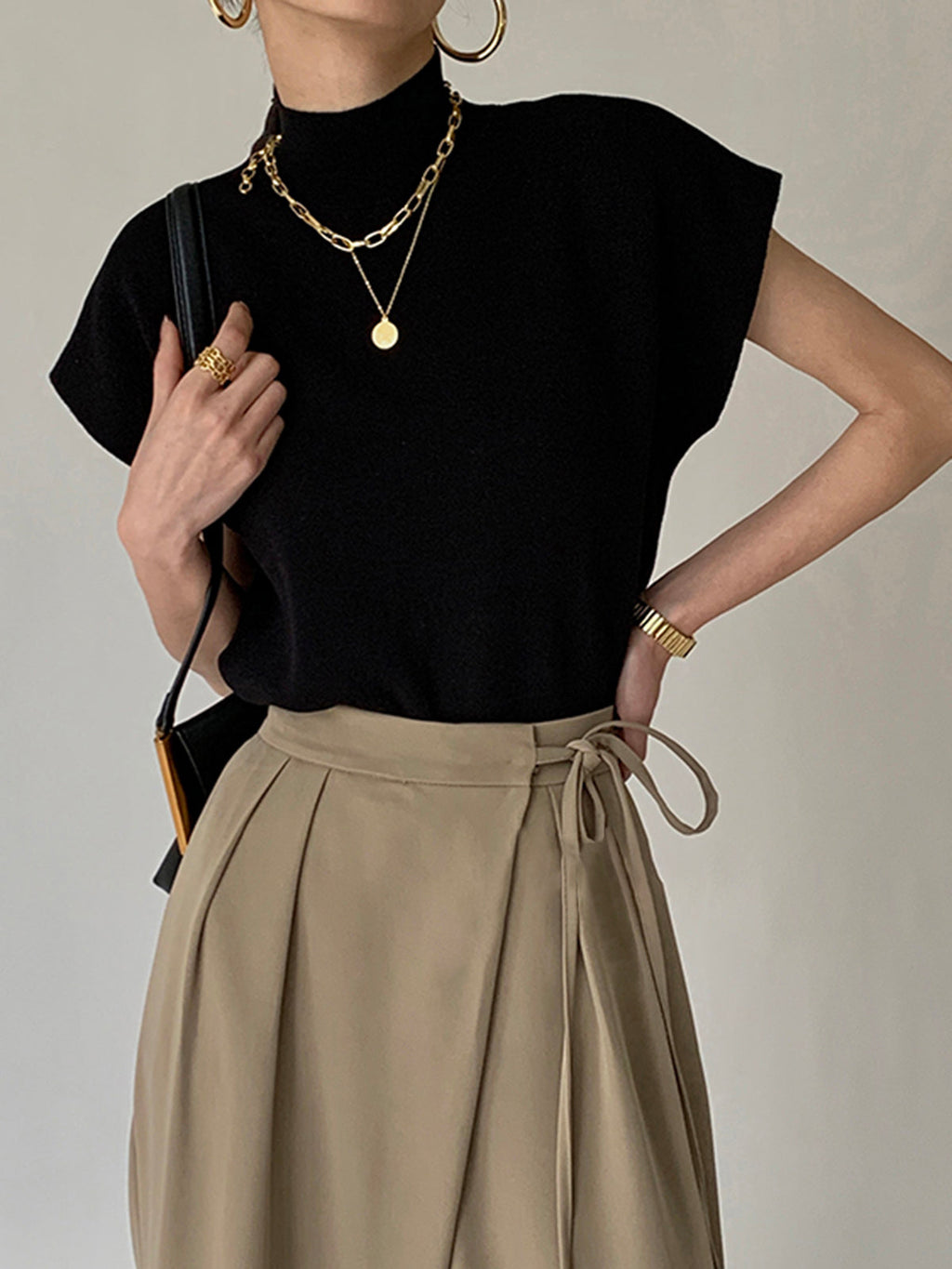 Livia | Top Casual Elegante da Donna con Collo Alto e Maniche Corte